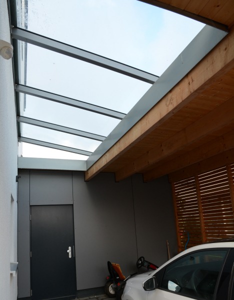 Carport_Referenz_1 Vordach aus Stahl für eine offene Garage mit modernem Design.