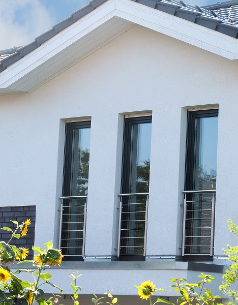 Fenstergitter_Schutz Drei Fenstergitter aus Metall für hohe Fenster zum Schutz