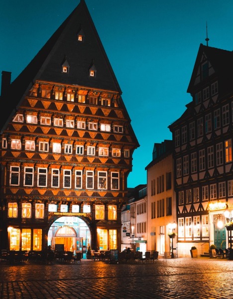 Hildesheim_Einsatzgebiet Abendaufnahme der Innenstadt von Hildesheim mit markanten Gebäuden.