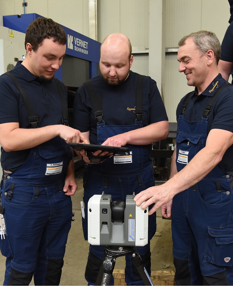 Montageteam-11 Rosenhagen-Monatgeteam in einer fachmännischen Besprechung für ein bevorstehendes Projekt