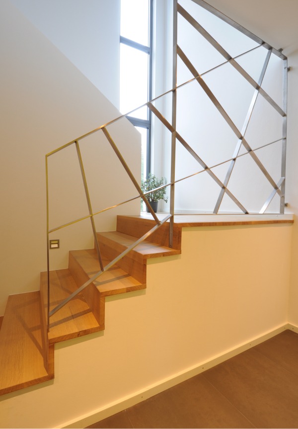 Referenz_1 Design-Innentreppe mit Holzstufen und handgefertigtem Metallgeländer