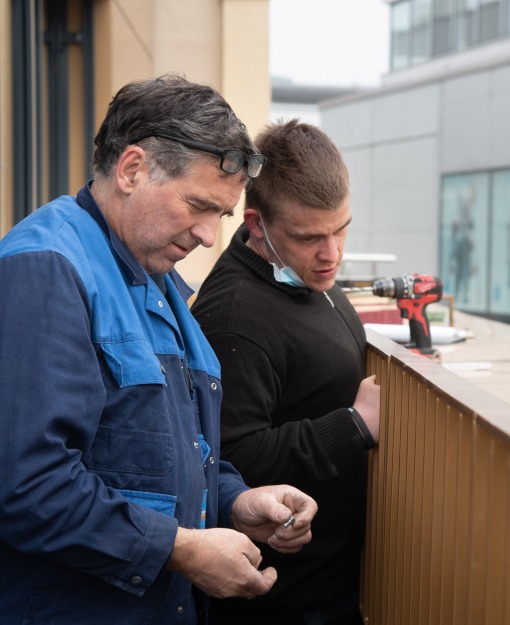 Referenz_11 Rosenhagen-Montageteam beim Einbau einer Balkonanlage in Braunschweig