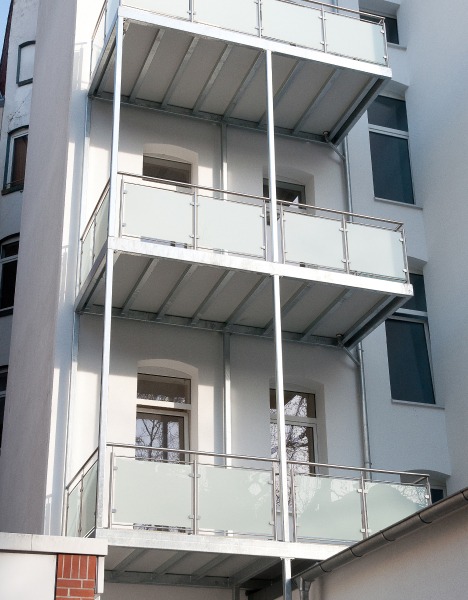 Referenz_13 Balkone mit Edelstahlgeländer und Milchglas an einem Mehrfamilienhaus