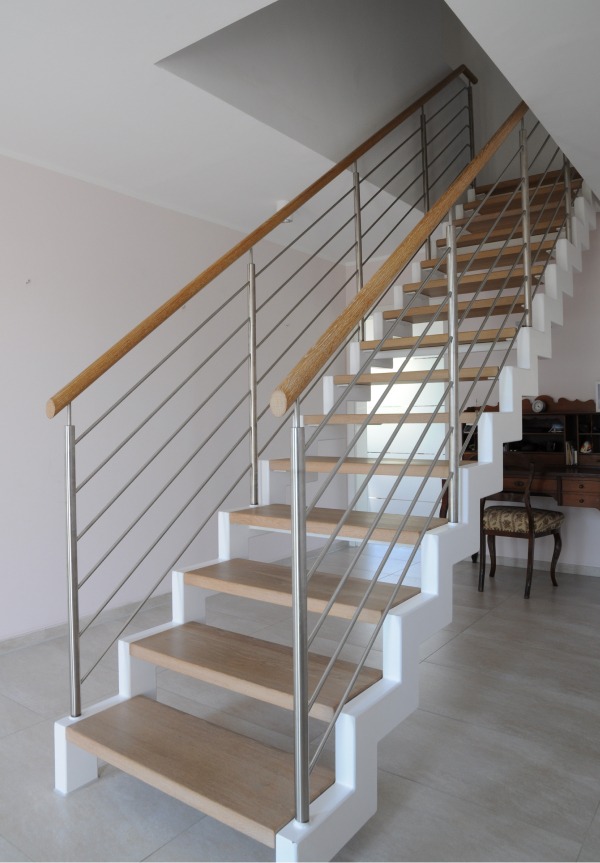 Treppe_Referenz_1 Innentreppe mit Holzstufen und Handlauf, kombiniert mit Stahlgeländer in hellem, modernem Design.
