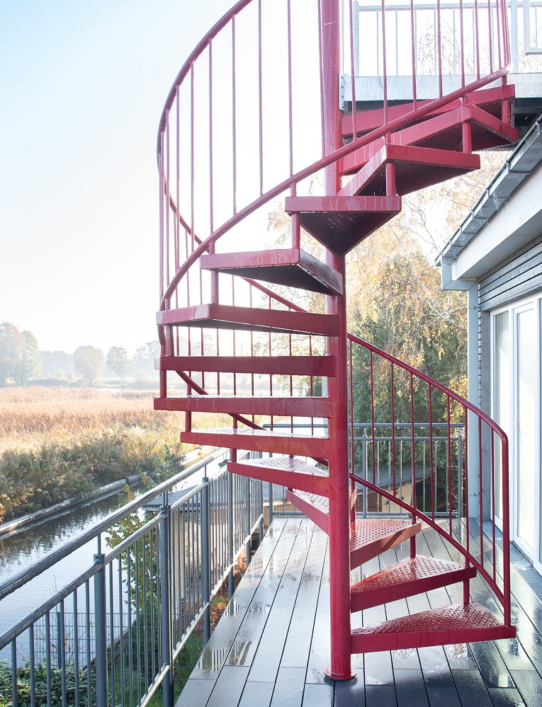 Wendeltreppe_rot-12 Rote Wendeltreppe aus Metall am Ufer der Leine