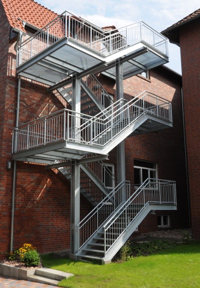 Ein Treppenturm im Außenbereich.