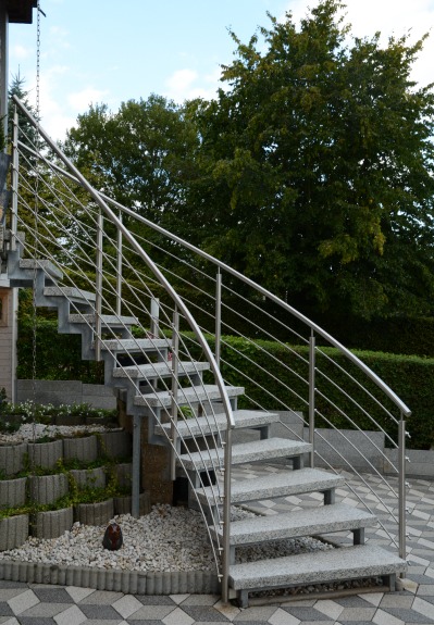 Wendeltreppe_metall-1 Wendeltreppe mit Geländer aus Metall an Privathaus